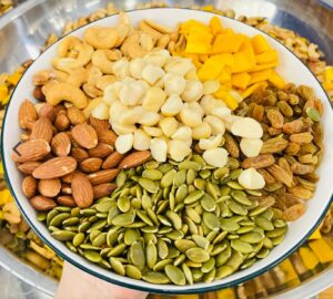 Cận cảnh Granola Nướng Mộc BH.NONG mix trái cây sấy, giàu dinh dưỡng
